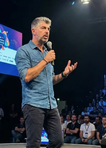 Marc Royo hablando ante el público en una conferencia de SEO